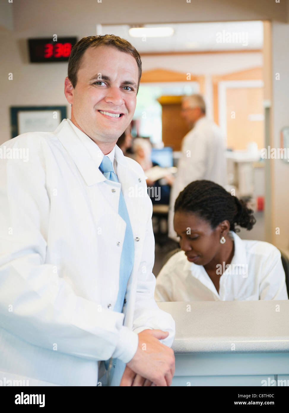 USA, Utah, Ogden, Portrait de l'hôpital avec le médecin de travail de réceptionniste en arrière-plan Banque D'Images