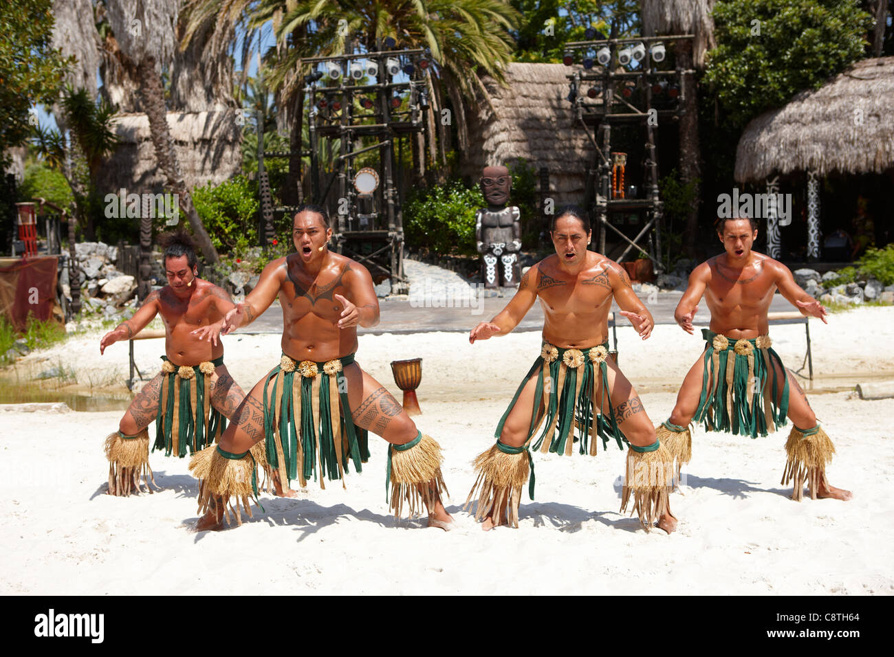 Danseurs polynésiens en costumes traditionnels dans le parc d'attractions Port Aventura. Salou, Catalogne, Espagne. Banque D'Images