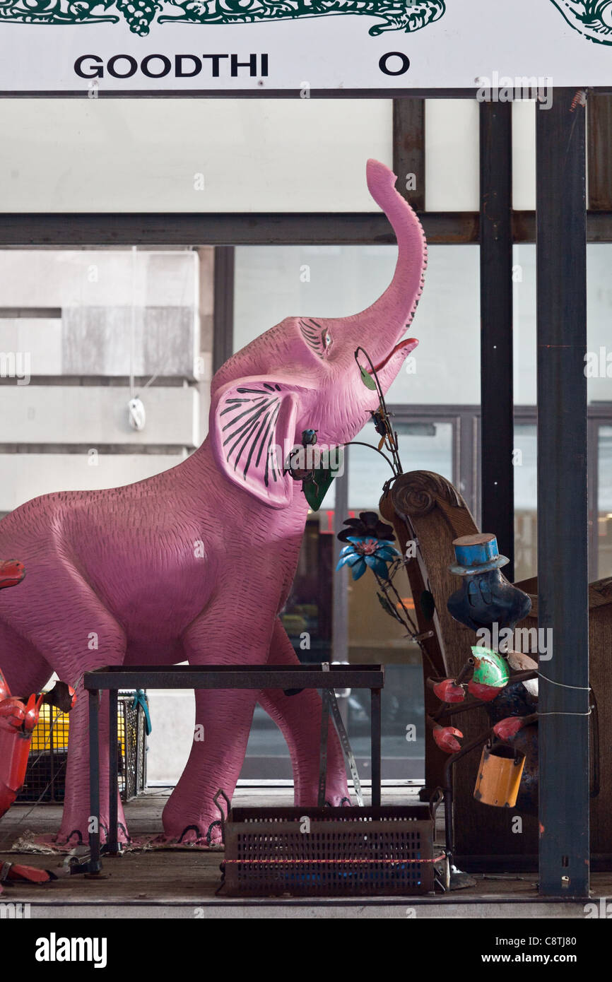 L'éléphant rose dans une antique van dans New York City Banque D'Images