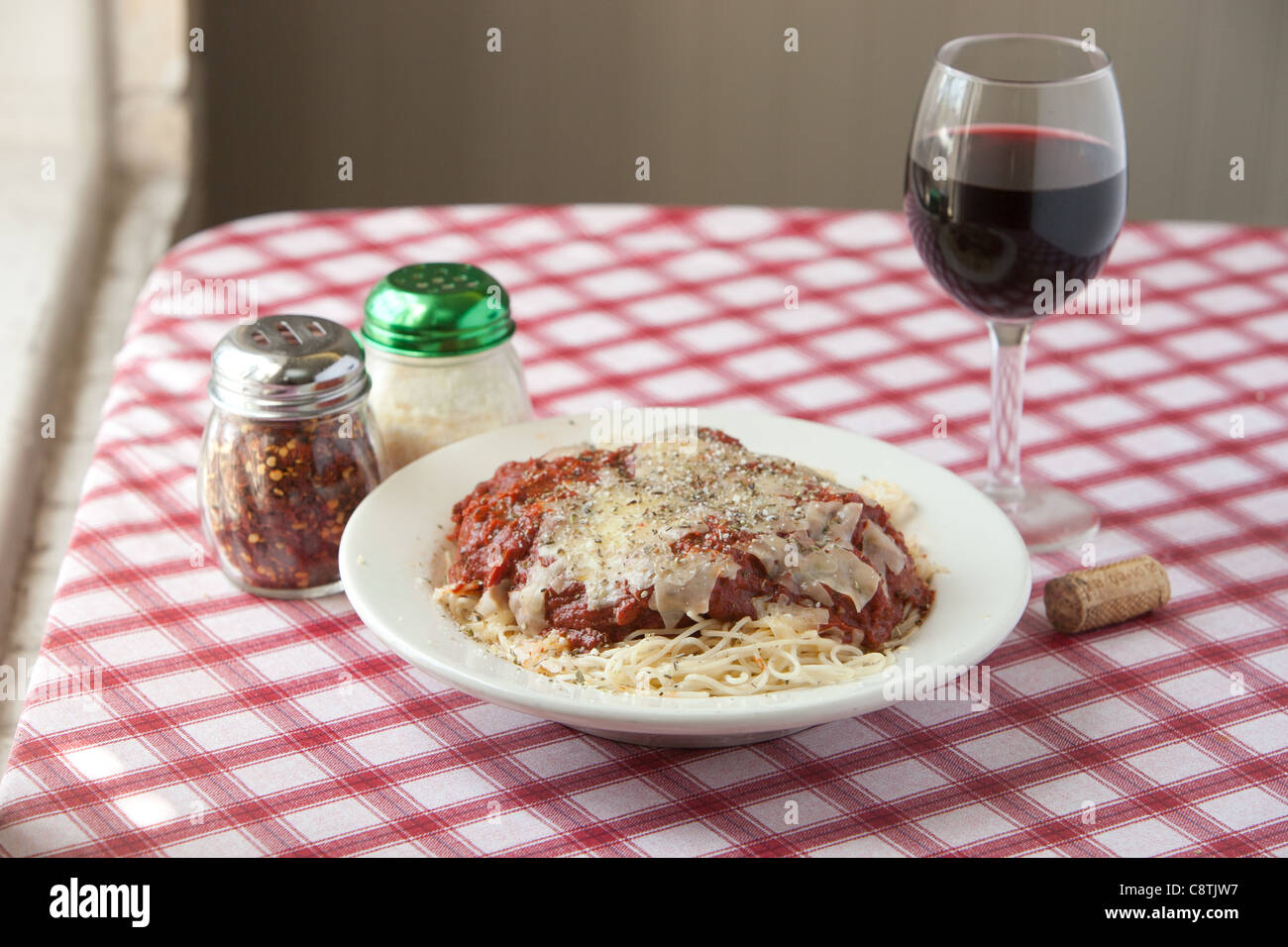 Spaghetti Marinara avec du fromage sur un style italien avec nappe blanche et rouge vin rouge Banque D'Images