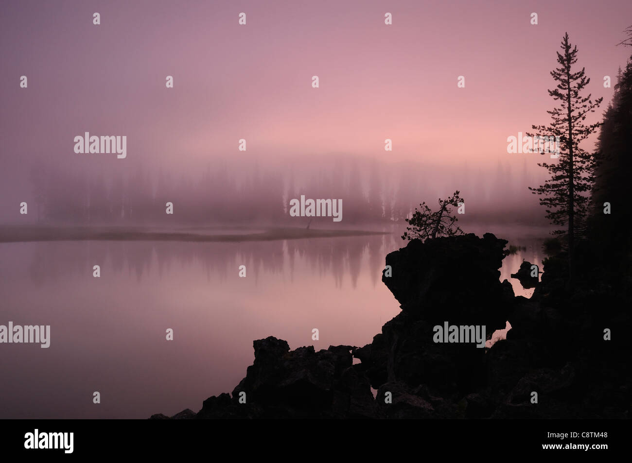 USA, New York, Columbia Comté, brume du matin sur le lac Sparks Banque D'Images