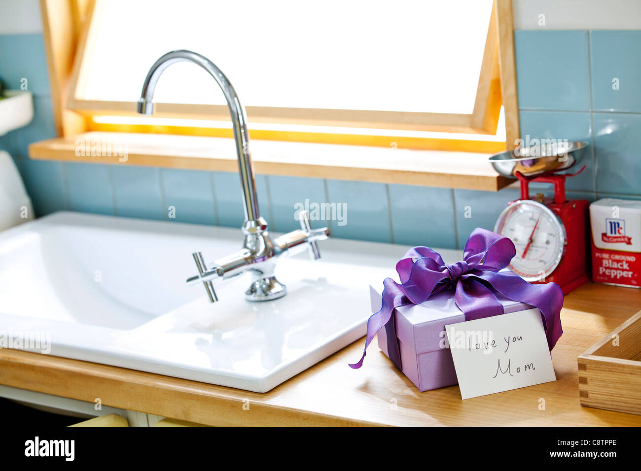 Boîte cadeau enveloppé près de l'évier de cuisine Banque D'Images