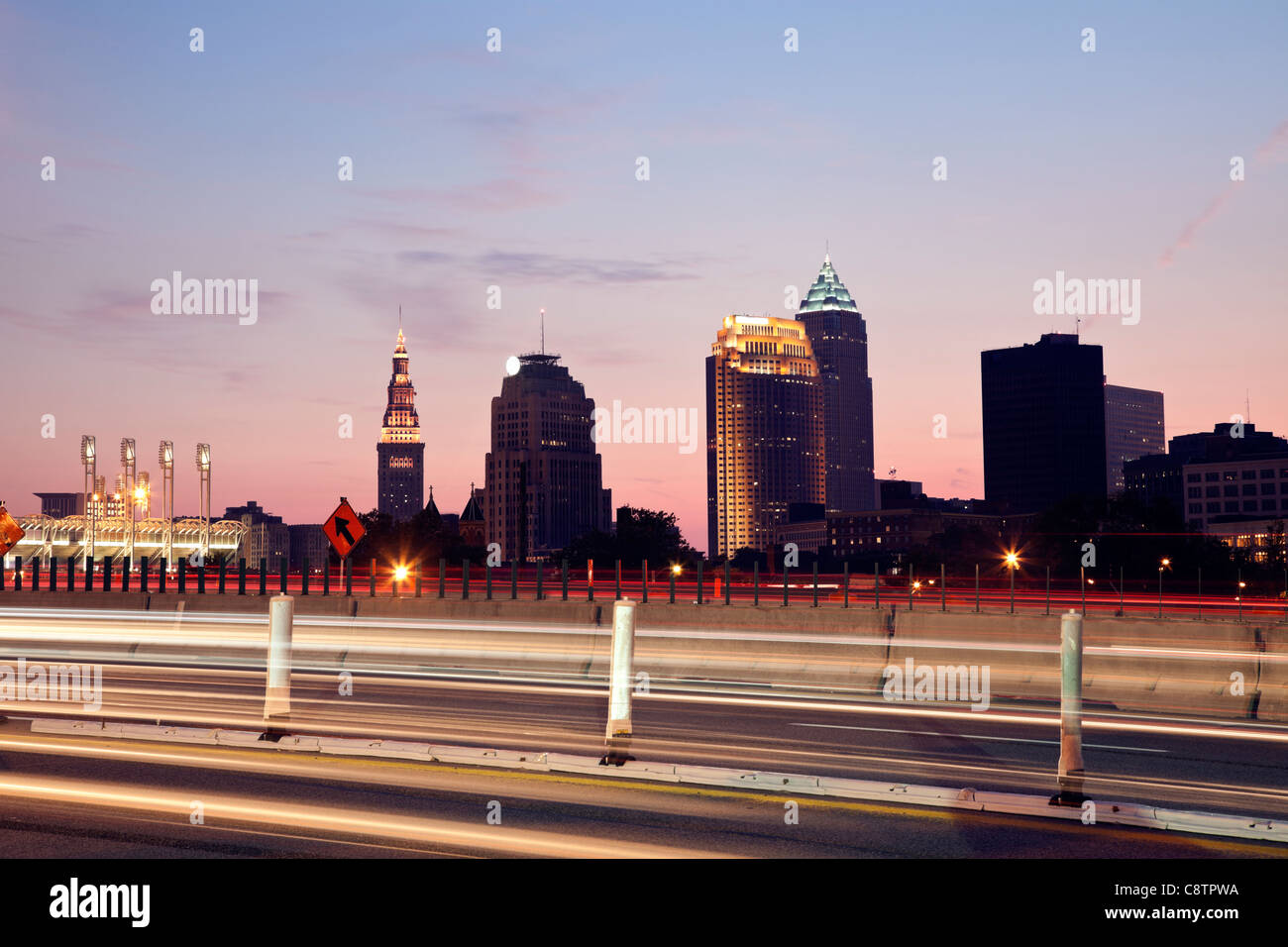 USA, Ohio, Cleveland, Ville vue de la route express au coucher du soleil Banque D'Images
