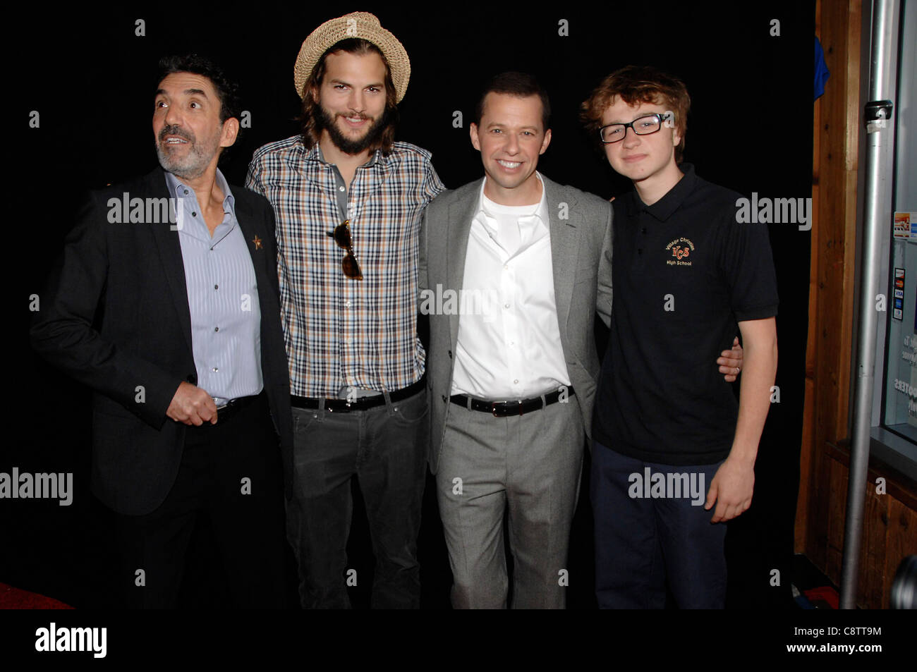 Chuck Lorre, Ashton Kutcher, Jon Cryer, Angus T. Jones à la cérémonie d'intronisation pour l'étoile sur le Hollywood Walk of Fame Banque D'Images