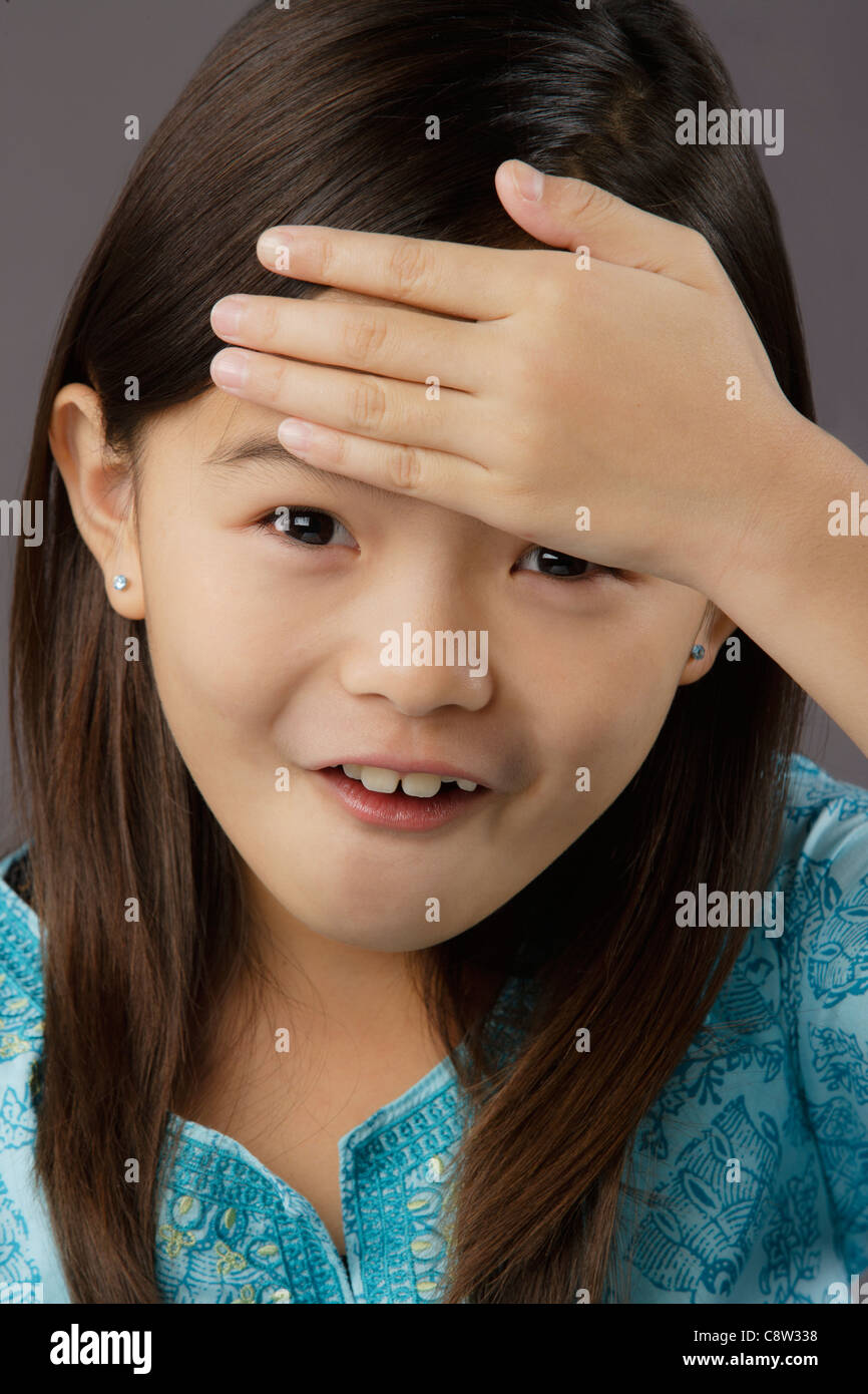 Portrait de jeune fille surprise, studio shot Banque D'Images