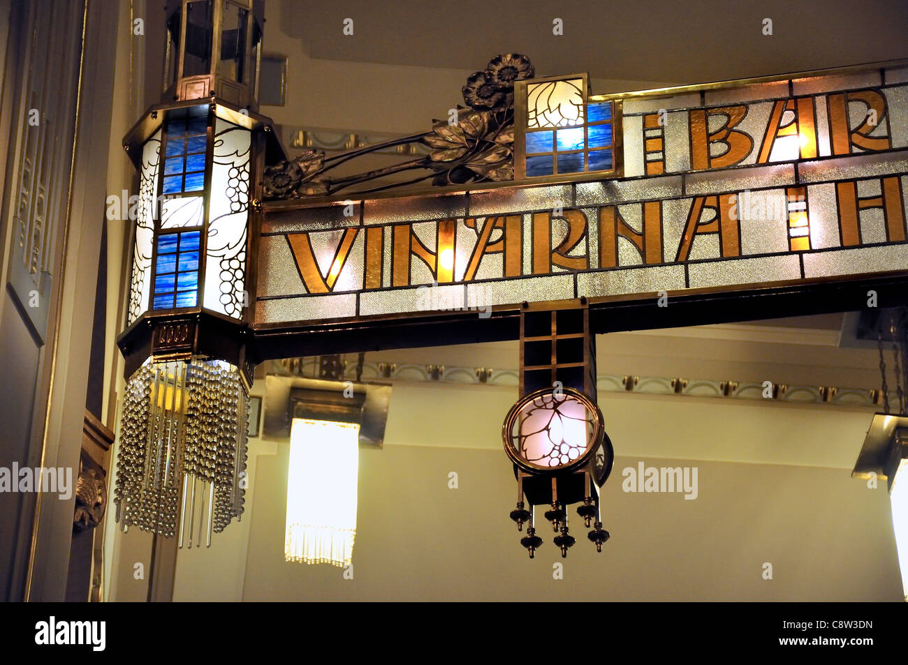 Prague, République tchèque. Obecni Dum / la Maison Municipale (1906-12) Verre Art Nouveau signe - 'Vinarna' - la cave à vins Banque D'Images