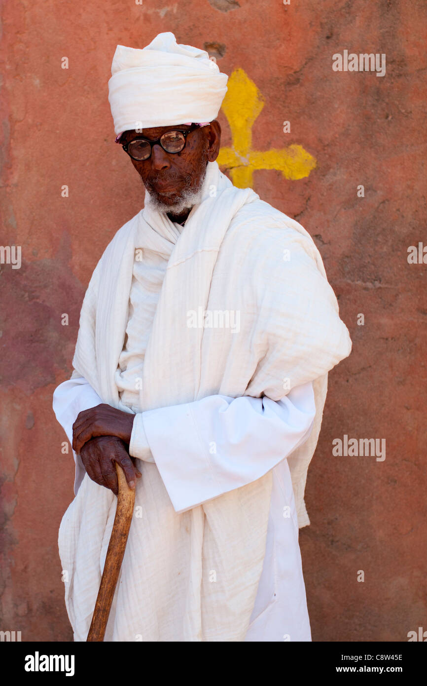 Un prêtre chrétien orthodoxe trouvaient à l'extérieur de l'église de rupestres à Wukro Chirkos près de Mekele, du Tigré, dans le Nord de l'Ethiopie. Banque D'Images