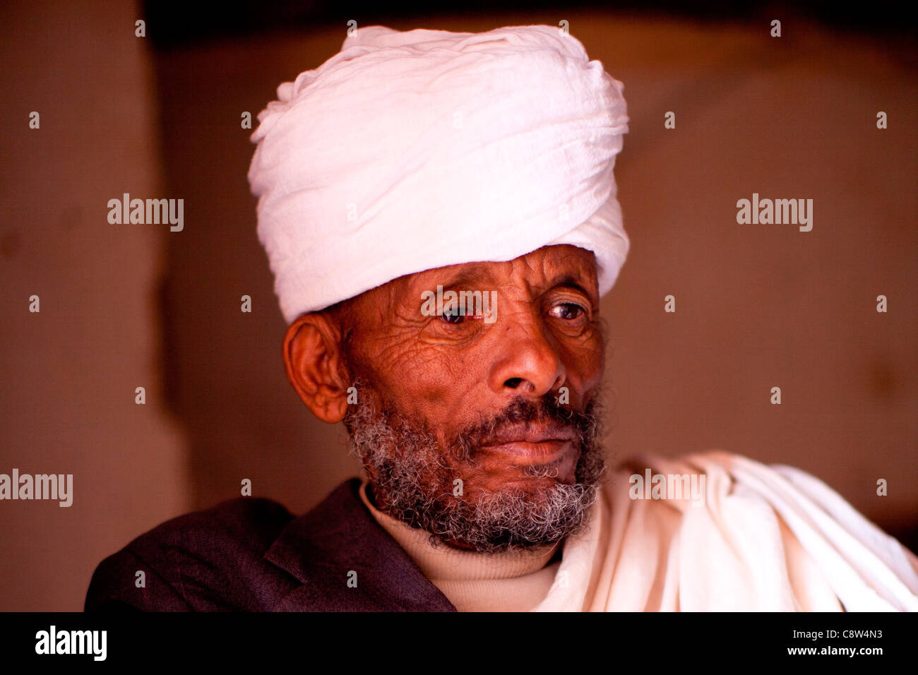 Portrait du gardien de la 10e siècle église rupestres d'Abraha Atsbeha au Tigré, dans le Nord de l'Éthiopie, l'Afrique. Banque D'Images