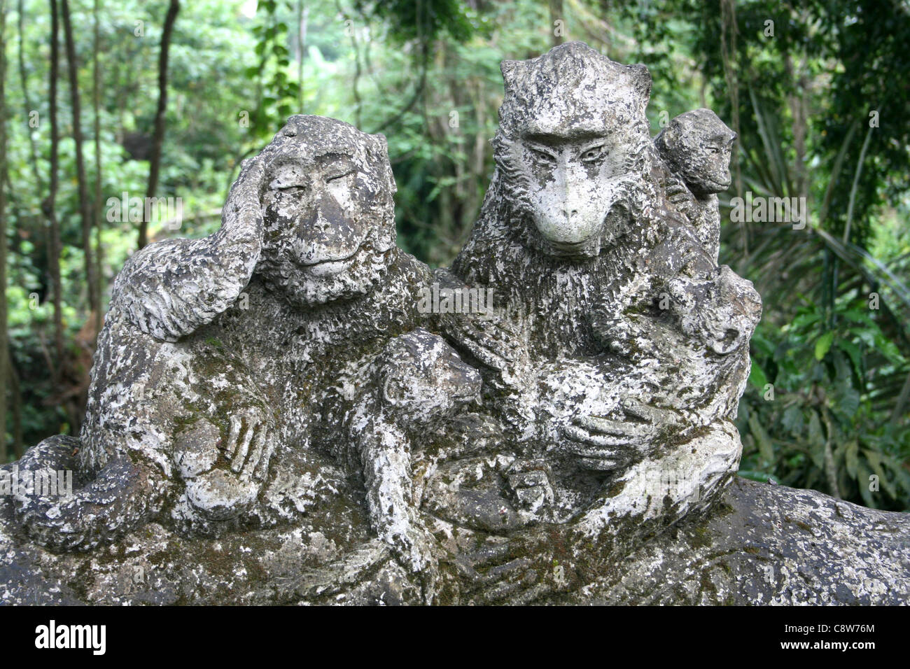 Singe en pierre sculpter à la forêt des singes sacrés Réserver, Ubud, Bali Banque D'Images