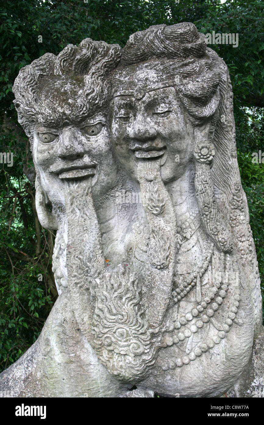 La sculpture sur pierre de la sorcière Rangda démon à Ubud, Bali Banque D'Images