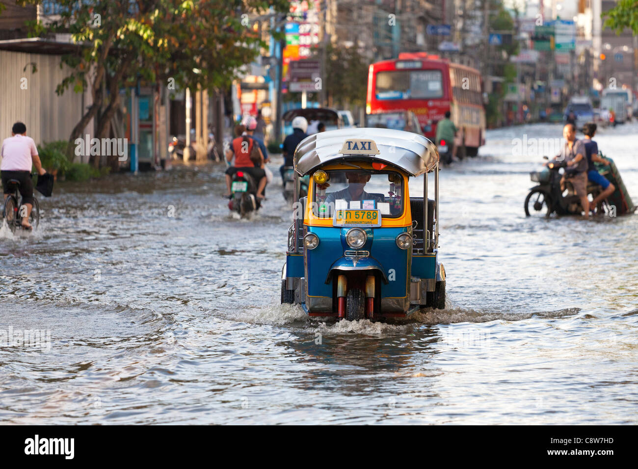 Tuk Tuk rouler dans l'eau d'inondation en centre-ville de Bangkok, Thaïlande Banque D'Images