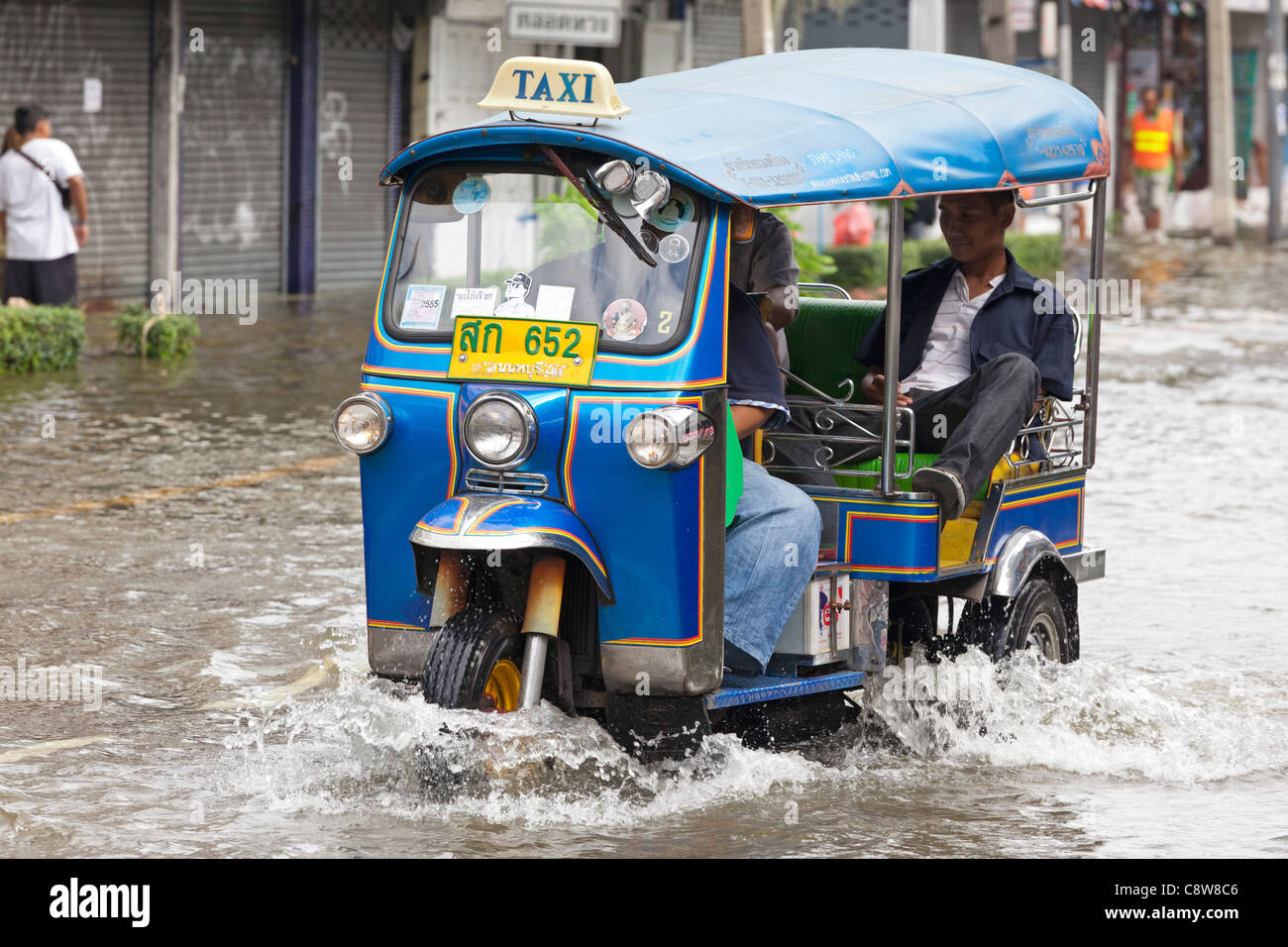 Tuk Tuk rouler dans l'eau d'inondation en centre-ville de Bangkok, Thaïlande Banque D'Images