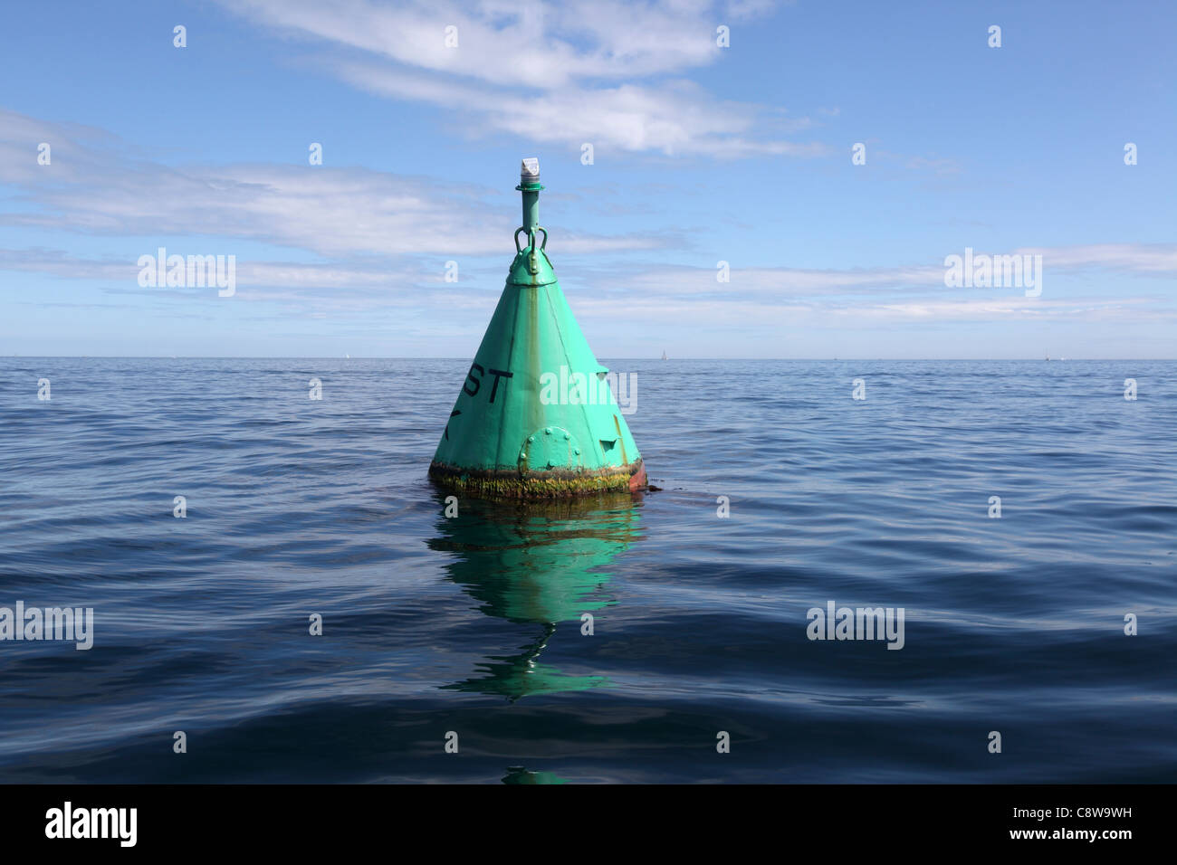 Bouée de navigation tribord côté droit, Août, Rock en mer à proximité de la rivière Helford, mer calme et horizon bleu Banque D'Images