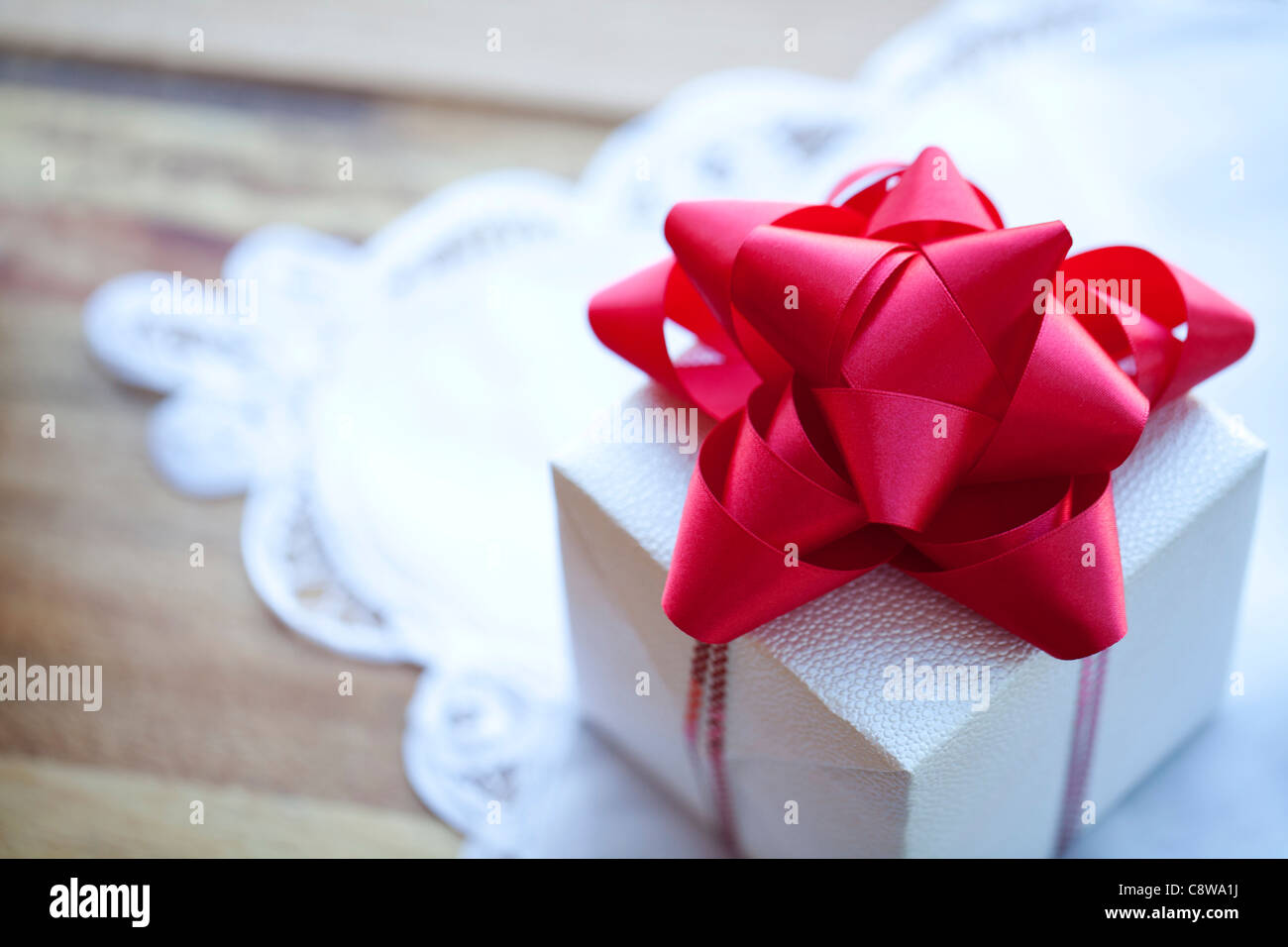 Wrapped Christmas Gift Box With Red Ribbon Banque D'Images