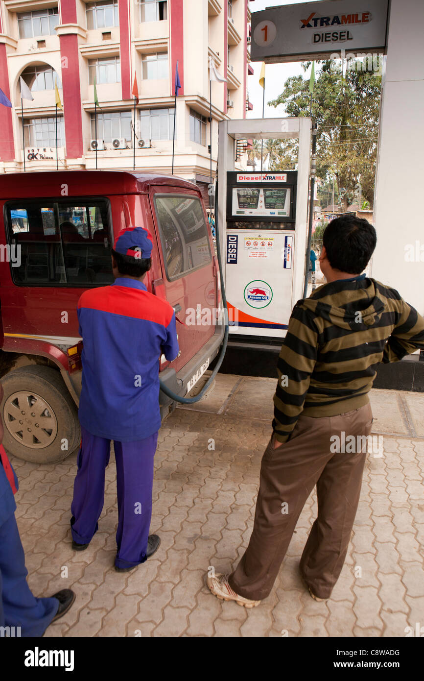 L'Inde, Assam, Mumbai, l'automobile, Tata Victa voiture 4x4 suv le remplissage en carburant à la station de remplissage d'essence d'huile de l'Assam Banque D'Images