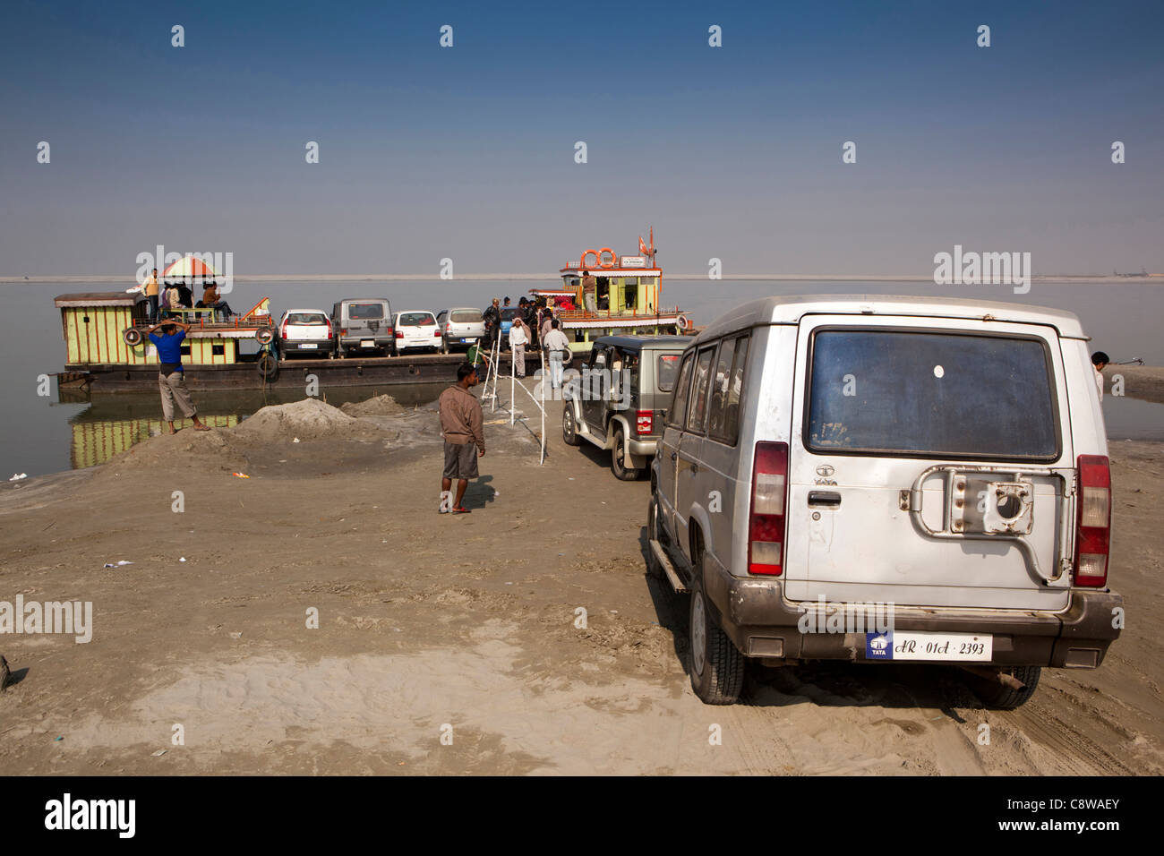 L'Inde, Assam, Kumba, véhicules, les véhicules en attente pour ferry Brahmapoutre Banque D'Images
