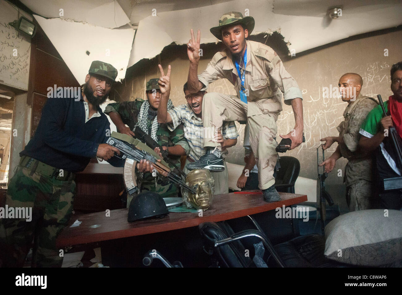 Célébrer les rebelles la capture de Gaddafis palace à Baba Al Azia Banque D'Images