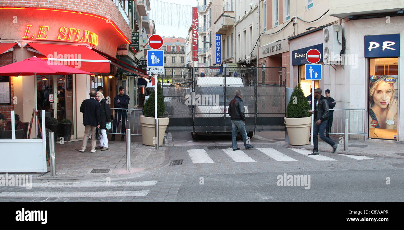 La police française près du sommet du G8 hors rue Street View 02 novembre 2011 PALAIS DE FESTIVAL CANNES FRANCE Banque D'Images