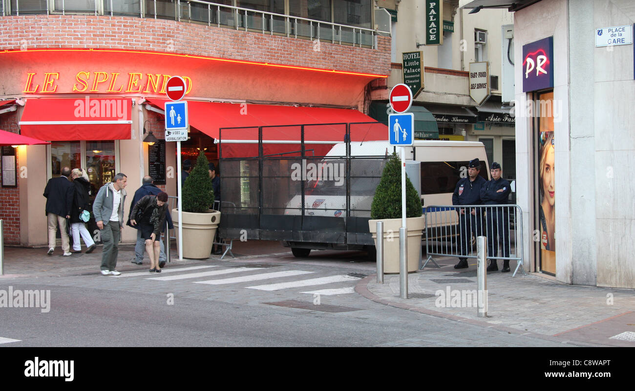 La police française près du sommet du G8 hors rue Street View 02 novembre 2011 PALAIS DE FESTIVAL CANNES FRANCE Banque D'Images
