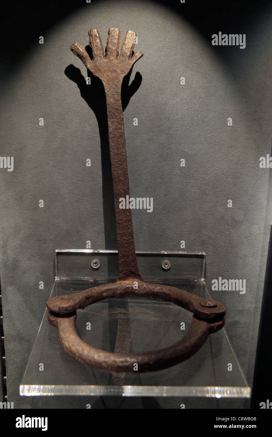 Une punition en fer forgé du xviiie siècle collier dans le Musée International de l'esclavage, Albert Dock, Liverpool, Angleterre. Banque D'Images