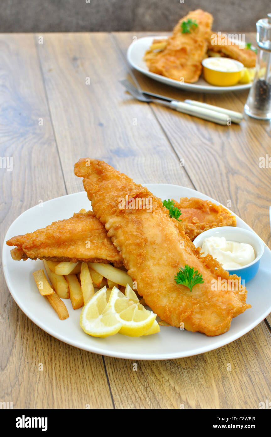 Anglais traditionnel repas de poisson et frites Banque D'Images