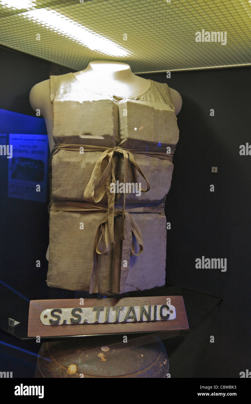 Gilet en exposition à l'exposition Titanic dans le Merseyside Maritime Museum, Albert Dock, Liverpool, Angleterre. Banque D'Images