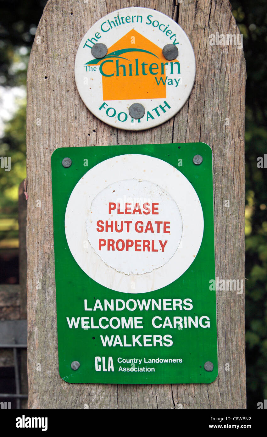 Un 'Fermez correctement la porte. Les propriétaires fonciers Bienvenue Prendre soin les marcheurs' signe sur un sentier public dans les Chilterns, nr Wendover, au Royaume-Uni. Banque D'Images