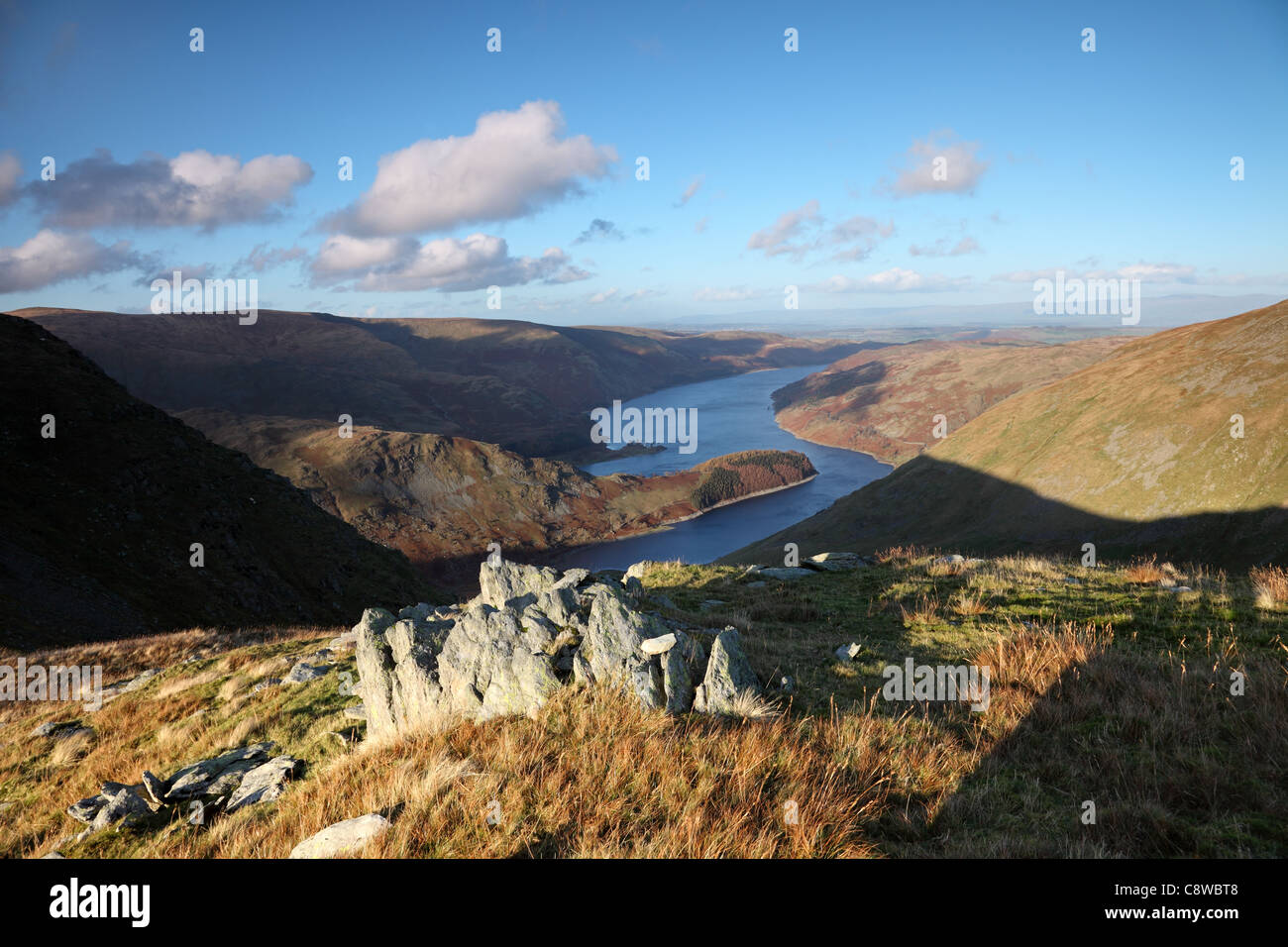 Haweswater et la vue au nord-est vers les Pennines de Harter a chuté Lake District Cumbria UK Banque D'Images