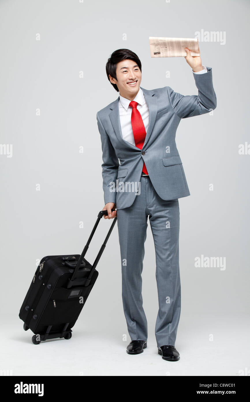 Asian Businessman Hailing la main avec assurance, et de journaux Banque D'Images