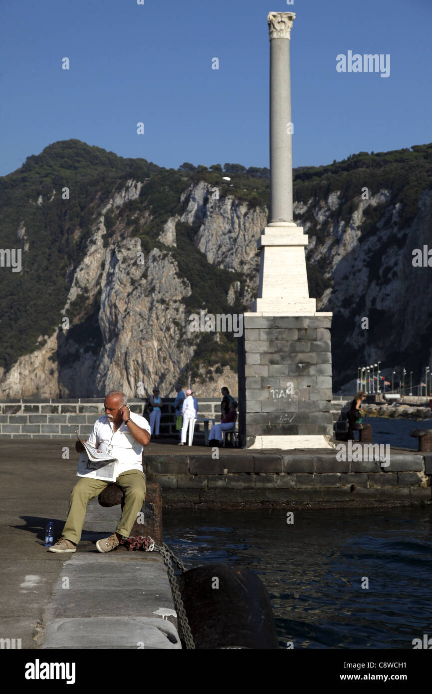 L'HOMME LIT JOURNAL À MARINA grande île de Capri Italie 17 septembre 2011 Banque D'Images