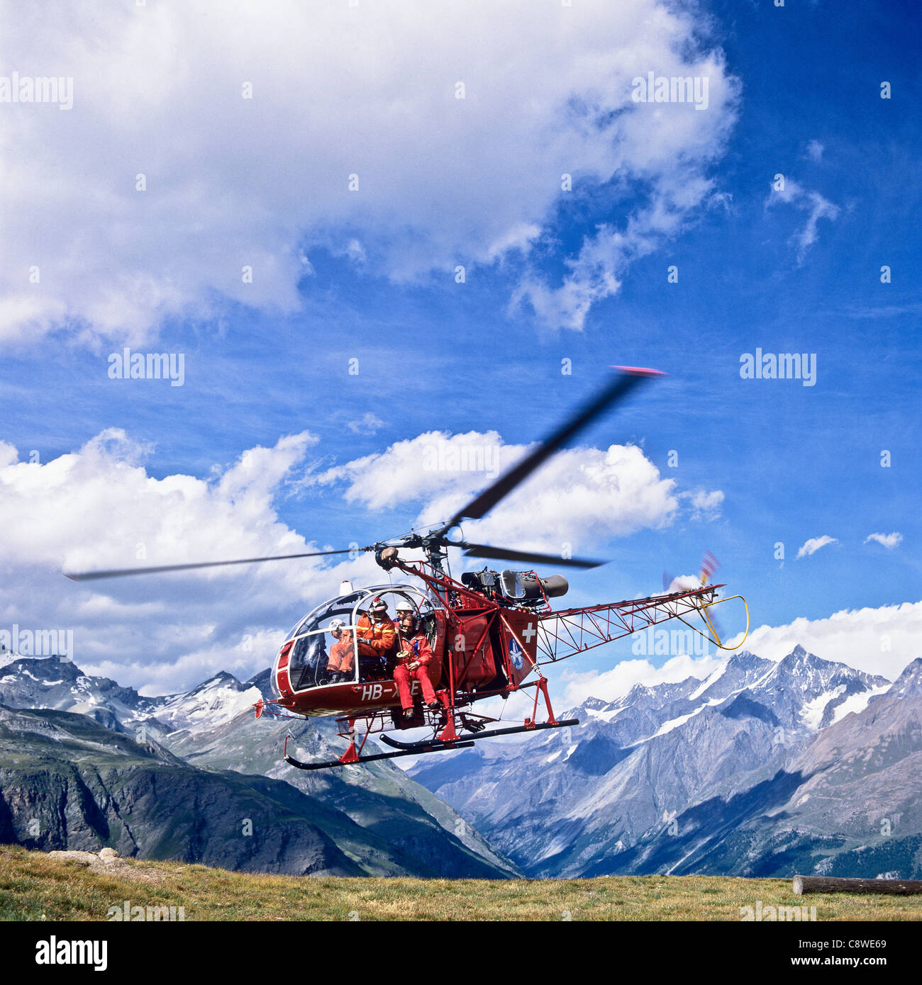 Alouette II de sauvetage par hélicoptère au décollage et à l'héliport de la Montagne Zermatt Valais Suisse Europe Banque D'Images