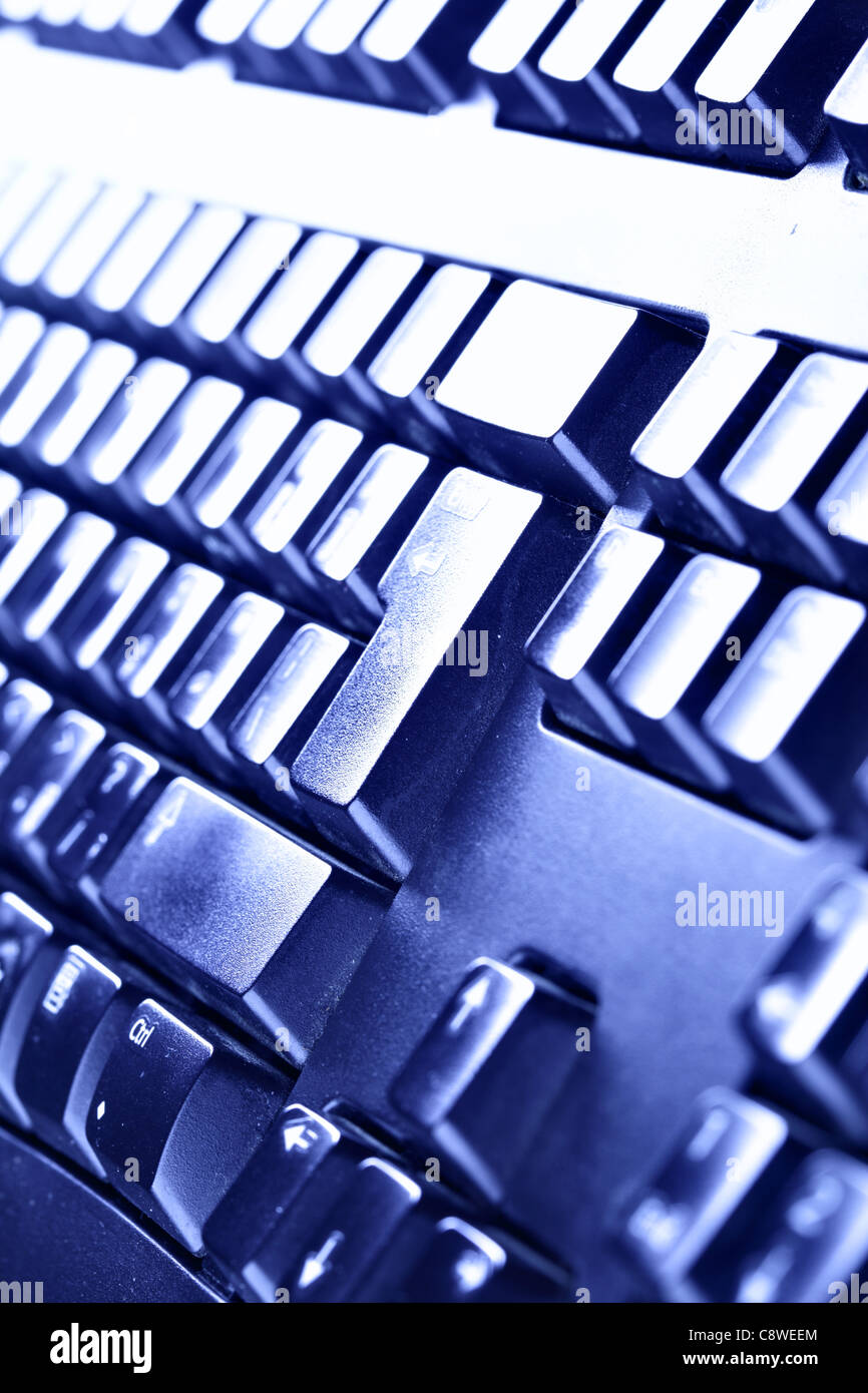 Clavier de l'ordinateur de close-up à la lumière bleue. Shallow DOF ! Banque D'Images