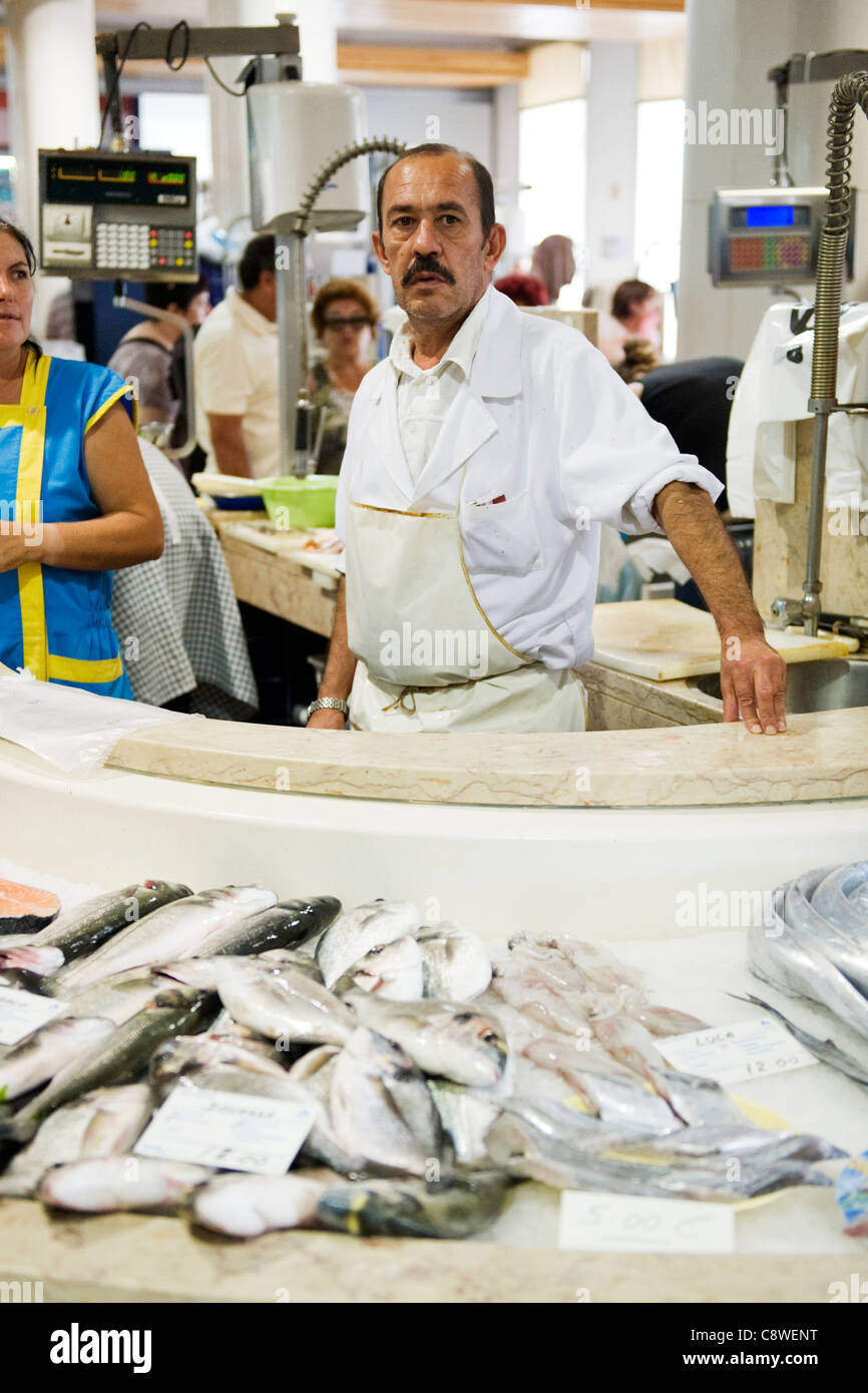Portugal Algarve Lagos Mercado Municipal 1924 ouverture du marché du poisson frais du vendeur section mâle homme moustache contre le Calmar Calmar Banque D'Images