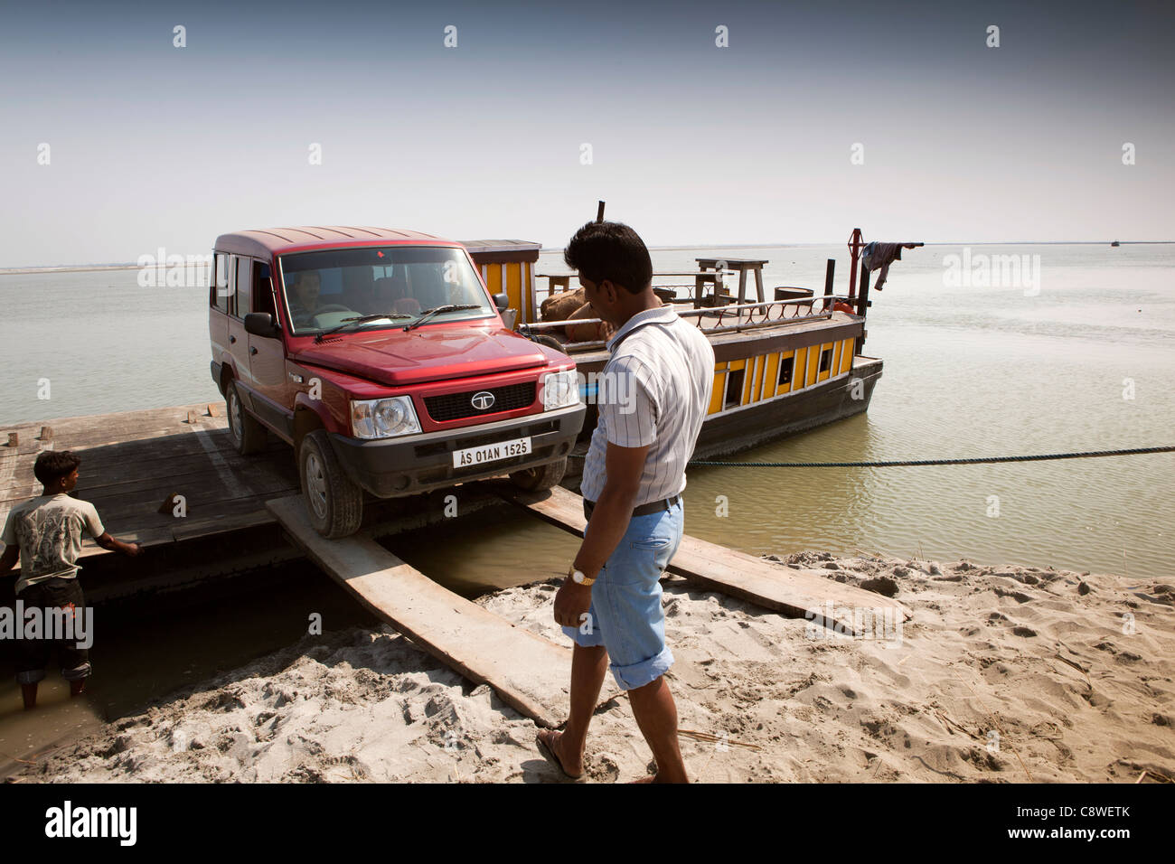 L'Inde, Assam, Sonarigaon, 4x4 de la descente du Brahmapoutre traversée en ferry de Kumba Banque D'Images