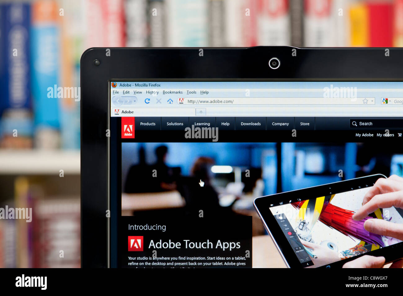 Le site web Adobe tourné contre un meuble en arrière-plan (usage éditorial uniquement : -Print, télévision, e-book et le comité éditorial du site). Banque D'Images