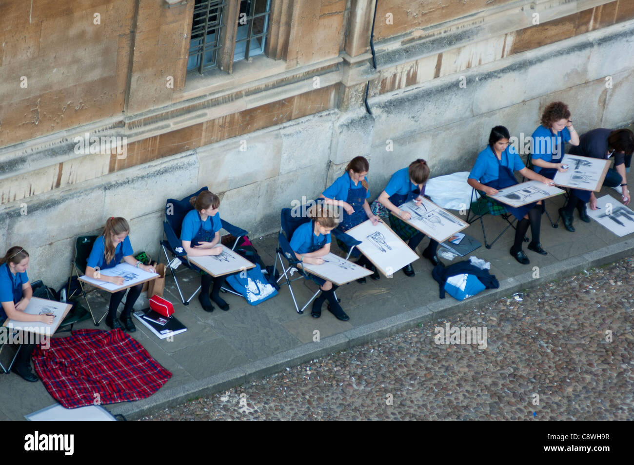 Les enfants de l'école d'Oxford, Oxford Radcliffe Camera de dessin. L'Angleterre. Banque D'Images