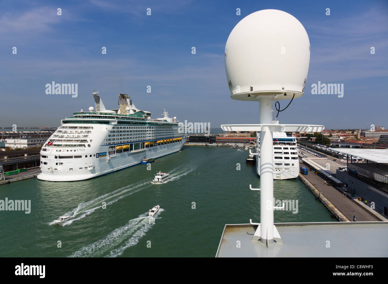 Venise - la communication et la navigation par satellite sur un bateau de croisière, avec un autre bateau de croisière au-delà. Banque D'Images