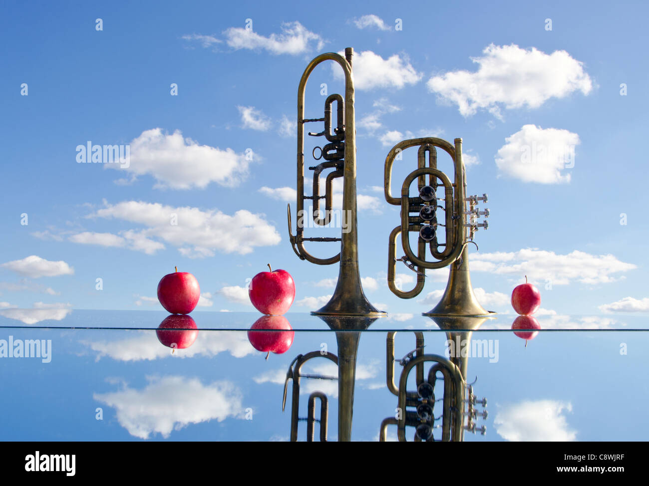 Instruments de musique en laiton rétro sur miroir et les pommes Banque D'Images