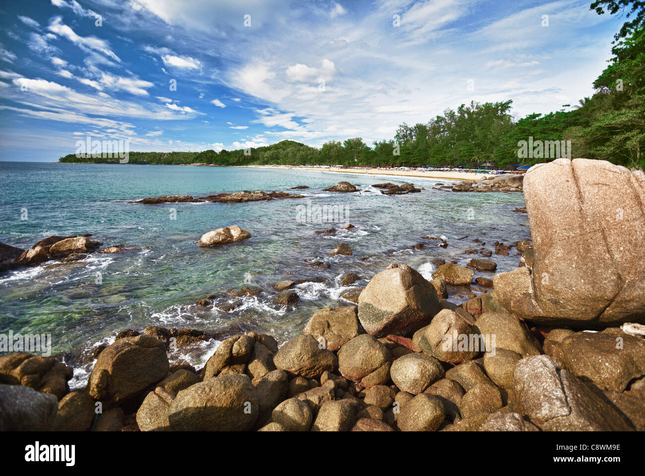 En mer avec une plage et des rochers - Thaïlande Banque D'Images