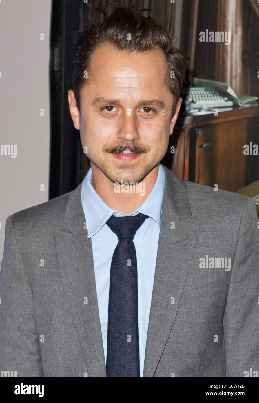 Giovanni Ribisi devant le hall des arrivées pour le rhum DIARY Premiere, Los Angeles County Museum of Art (LACMA), Los Angeles, CA, 13 Octobre Banque D'Images