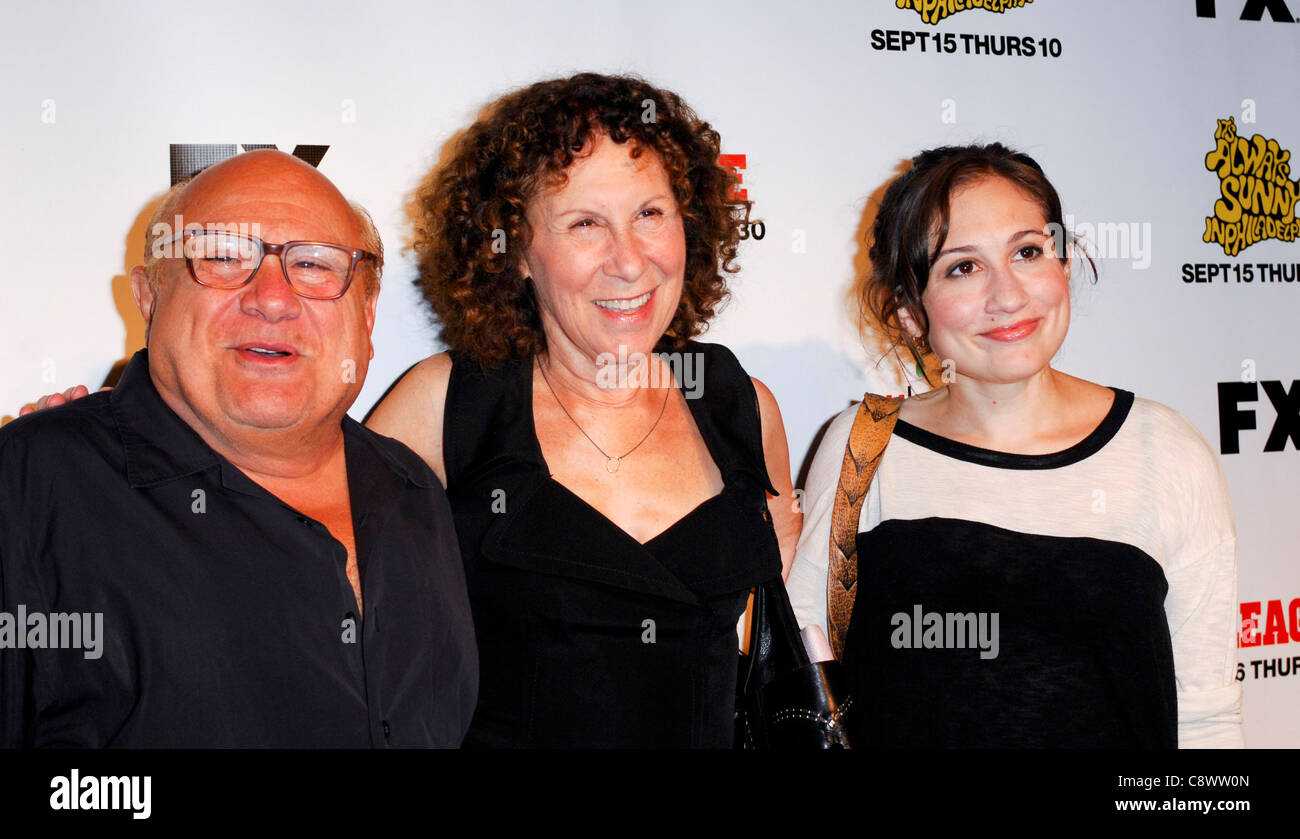 Danny DeVito, Rhea Perlman, Lucy DeVito aux arrivées pour elle est toujours ensoleillée à Philadelphie et la Ligue 7 saison Saison Banque D'Images