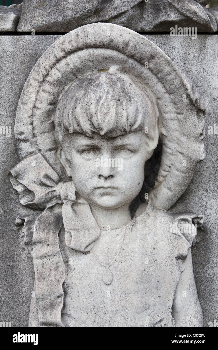 Sculpture sur tombe du cimetière de Passy, Paris, France Banque D'Images