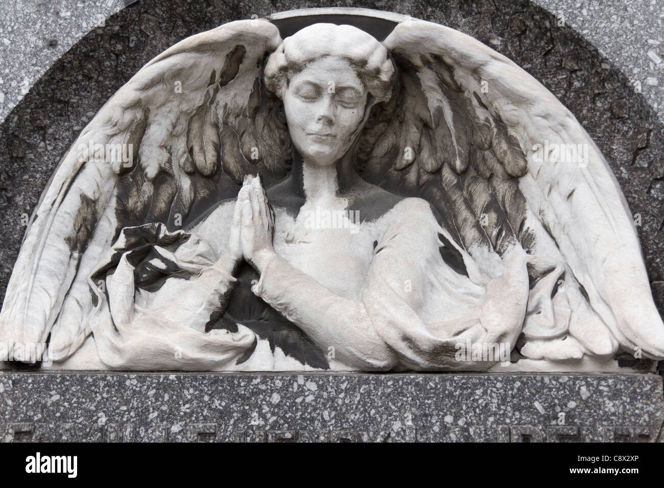 Sculpture de l'ange sur tombe au cimetière de Passy, Paris, France Banque D'Images