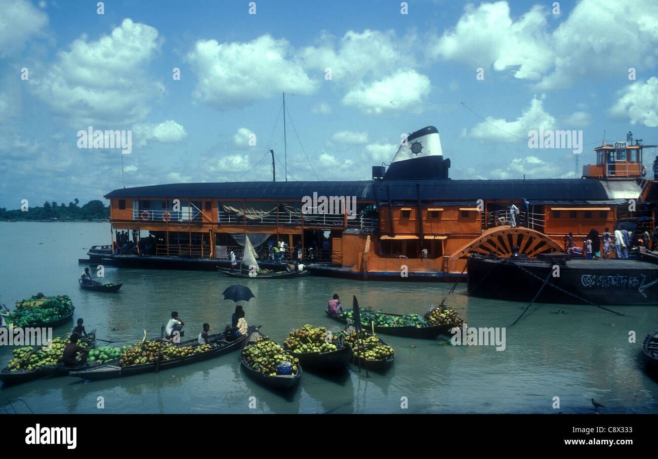 Le bateau à aubes Rocket amarré à Dhaka avec de petits bateaux fournissant de la nourriture et des fruits, Bangladesh 1988 Banque D'Images