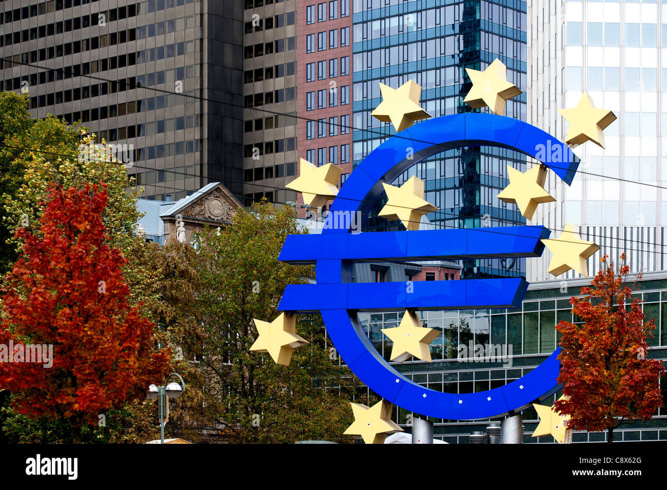 Symbole de l'euro face à la BCE, Banque centrale européenne, Willy-Brandt-Platz square à Frankfurt am Main, Allemagne Banque D'Images