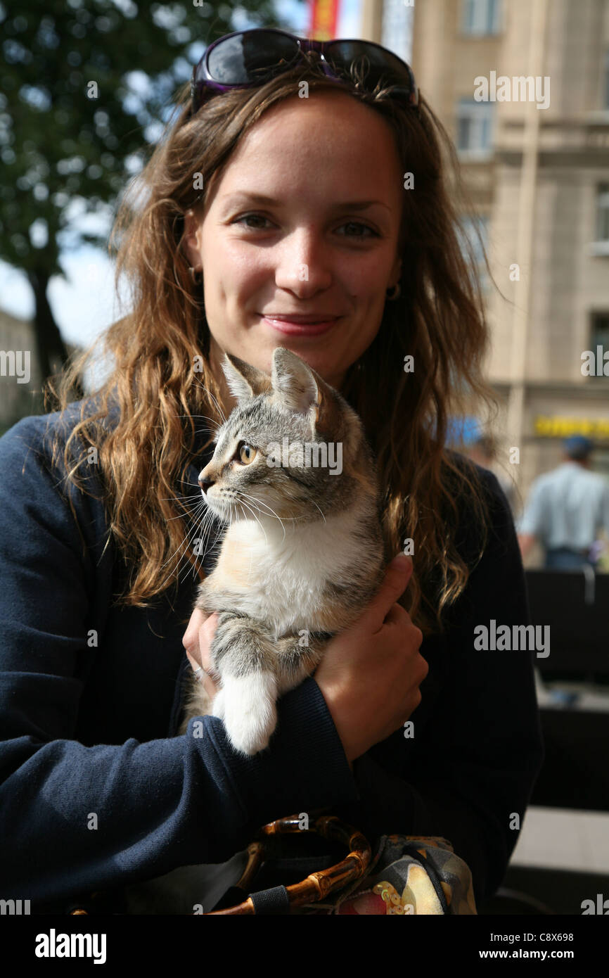 La jeune fille avec un chat Banque D'Images