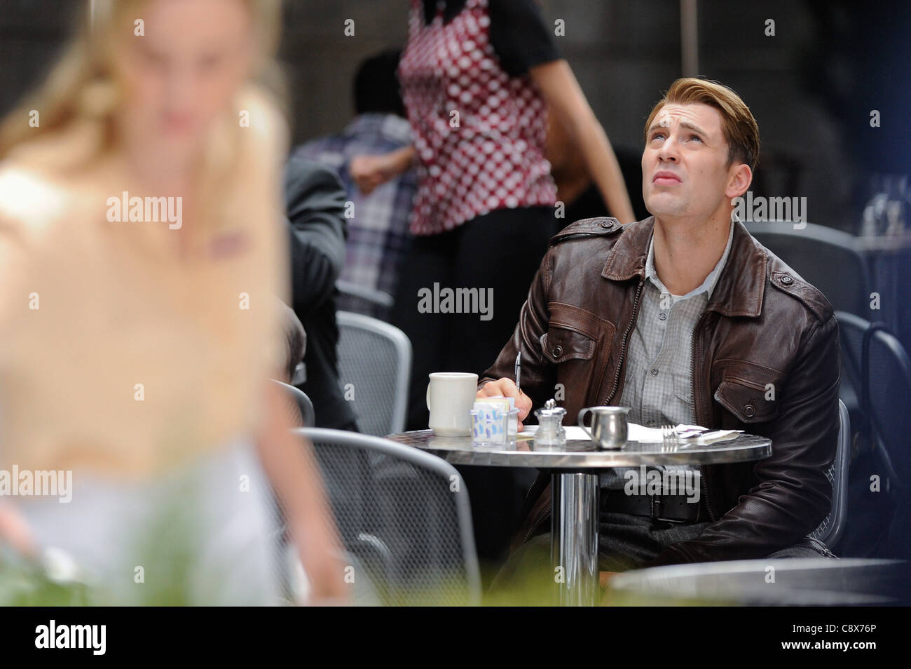 Chris Evans scène films ''The Avengers'' film set out restaurant Pershing Square à propos des CANDIDS - MON New York NY Banque D'Images