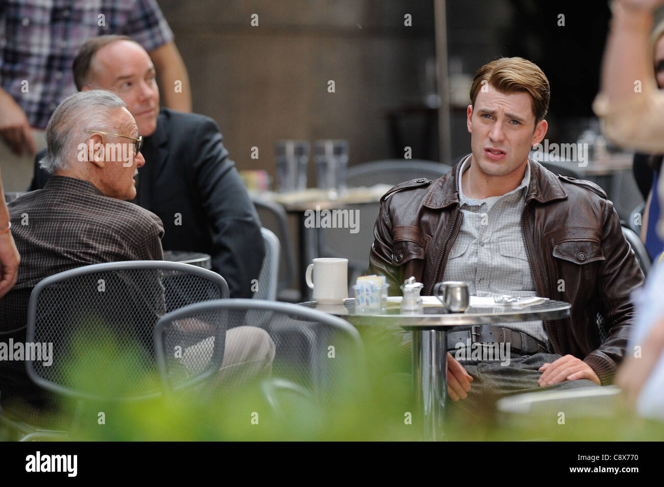 Stan Lee Chris Evans scène du film ''The Avengers'' film set out restaurant Pershing Square à propos des CANDIDS - mon nouveau Banque D'Images