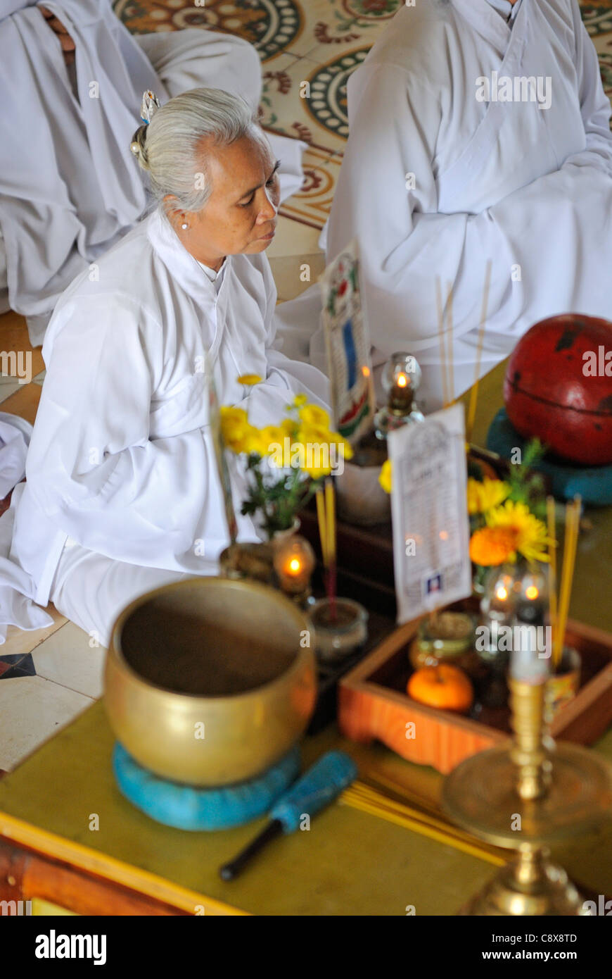 L'Asie, Vietnam, Tay Ninh, nr. Ho Chi Minh Ville (Saigon). Saint-siège caodaïste de Tay Ninh. Les Cao Dai cérémonie dans la salle de prière de t... Banque D'Images