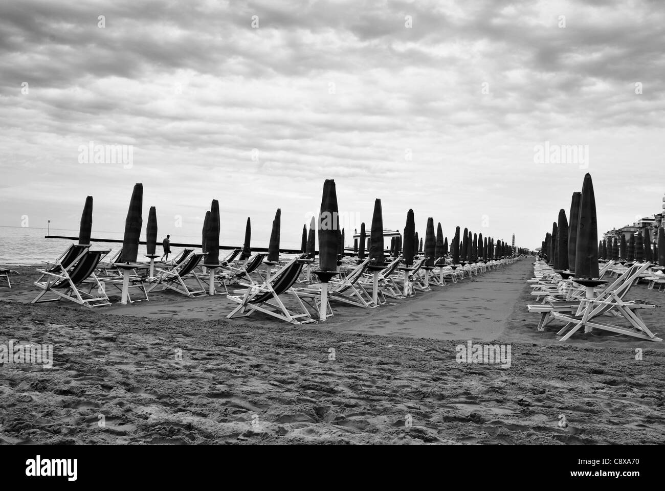 Des parasols sur la plage en Italie Banque D'Images